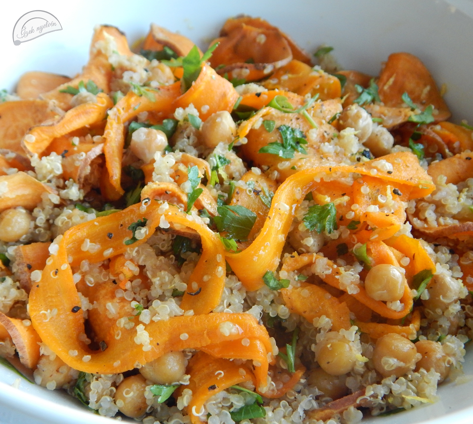 Grillezett zöldségekkel kevert quinoa saláta