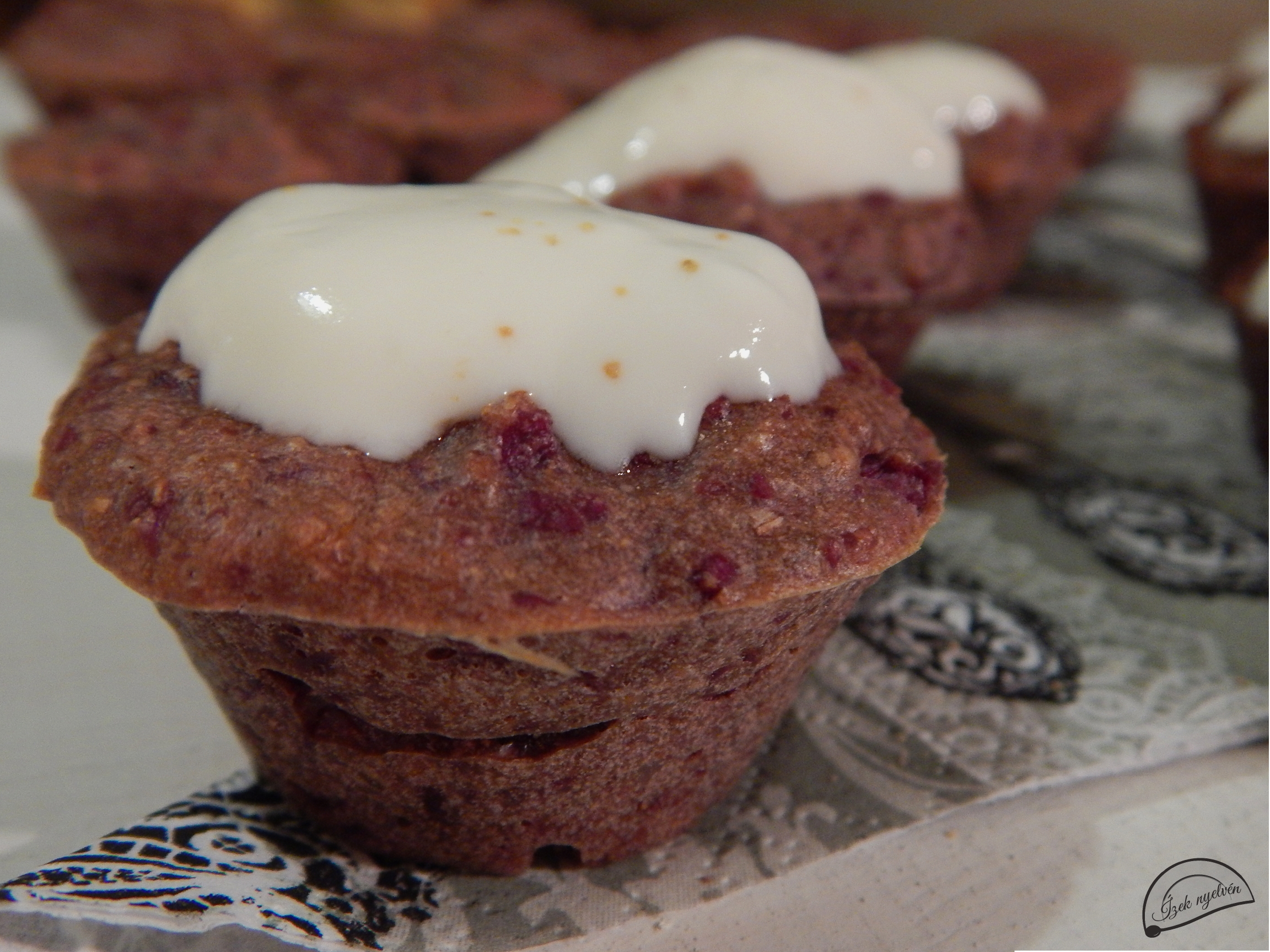 Édesburgonyás muffin mézes-joghurtos krémmel